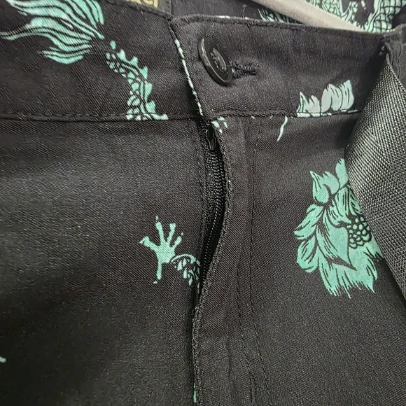 Set Of 2 Womans Cargos Pants with Dragon Design - Picture 10 of 12